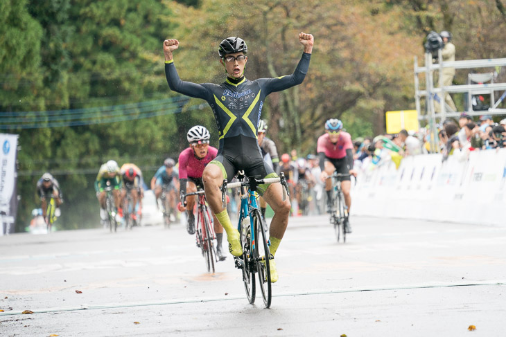 スプリントでオープンレース男子を制した横塚浩平（LEOMOベルマーレ）