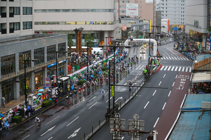 ハイスピードで進む集団から西薗良太（ブリヂストンアンカー）が飛び出す