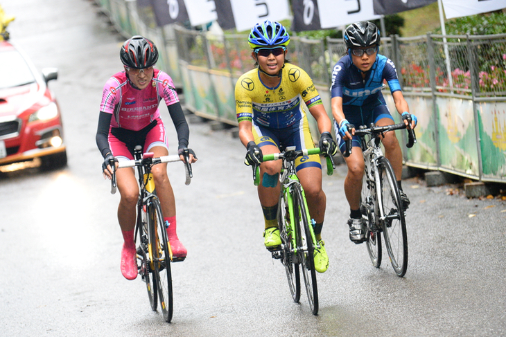 逃げる金子広美(イナーメ信濃山形)、大堀博美(YOKOSUKA UNO RACING)、中井彩子(鹿屋体育大学)