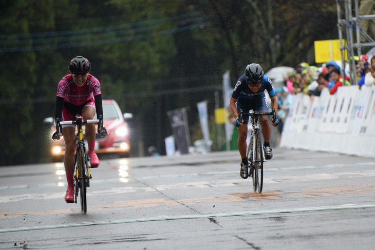 大堀博美（YOKOSUKA UNO RACING）との一騎打ちで金子広美（イナーメ信濃山形）が先着