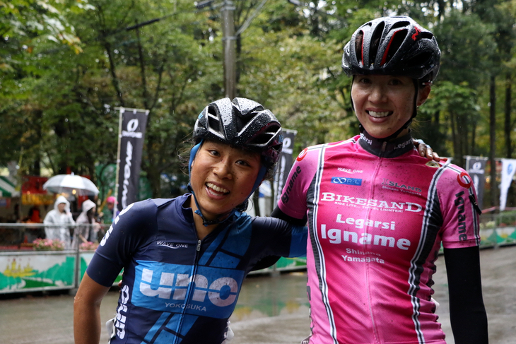 勝ち逃げを決めた金子広美(イナーメ信濃山形)と大堀博美(YOKOSUKA UNO RACING)