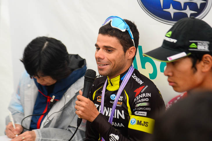 記者会見で話す2位のベンジャミン・プラデス(チーム右京)