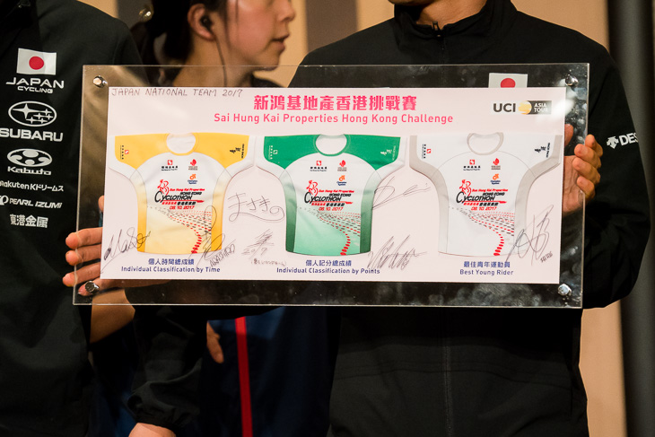 ジャパンナショナルチームのプレゼントは新城幸也のサインも入った香港チャレンジの記念プレート