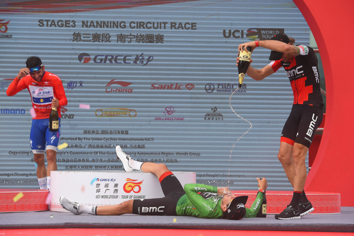 表彰台で転倒するシルヴァン・ディリエ（スイス、BMCレーシング）
