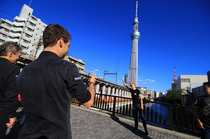 スカイツリーに寄りかかっている写真を撮ろうとチャレンジ中