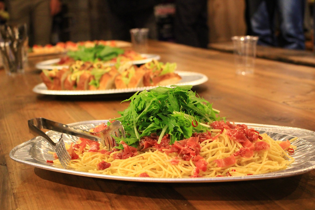 料理のメニューはスパゲッティやサンドイッチだ