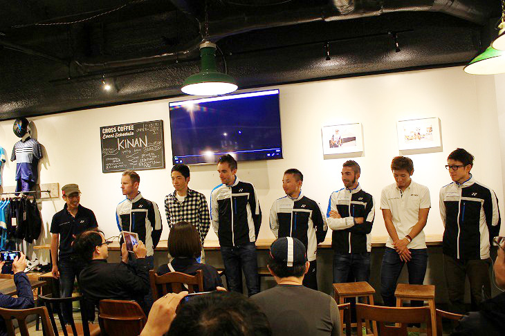 キナンサイクリングチームのトークショー＆ファン感謝パーティーのために7人の選手が集まった