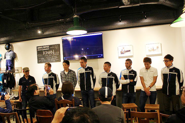 キナンサイクリングチームのトークショー&ファン感謝パーティーのために7人の選手が集まった