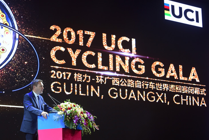 UCIガラで挨拶するダヴィ・ラパルティアンUCI会長