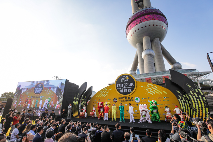 オリエンタルパールタワー前のステージで中国の獅子舞が披露された