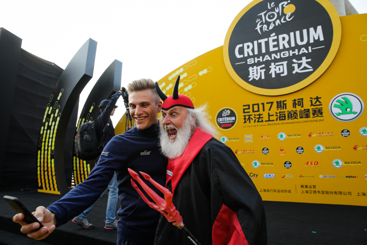 セルフィーを撮るマルセル・キッテル(ドイツ、クイックステップフロアーズ)とディディおじさん