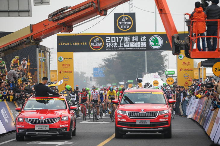 タイトルスポンサーのシュコダが先導してニュートラルスタート