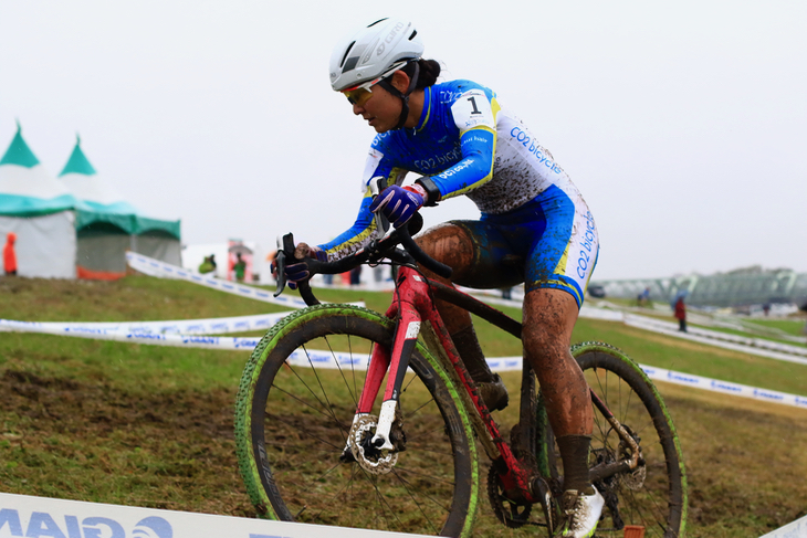 女子エリート 単独3位を走る今井美穂(CO2bicycle)