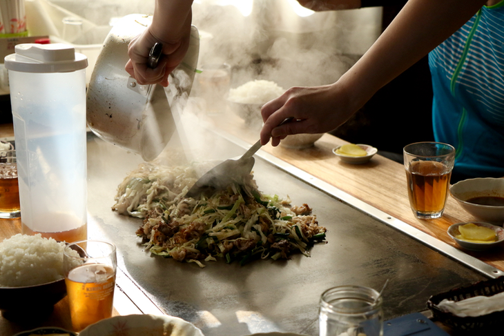 湯気を立てて運ばれてきた天下茶屋の焼肉