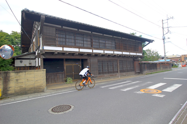 古民家っぽい建物の前を進みます。古い建物が多いのも秩父の街の特徴です