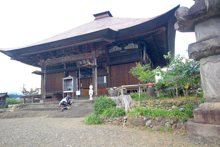 大きな岩の上に建っている秩父札所十九番”龍石寺(りゅうせいきじ)”。メタボ会長がいるのが岩の上です