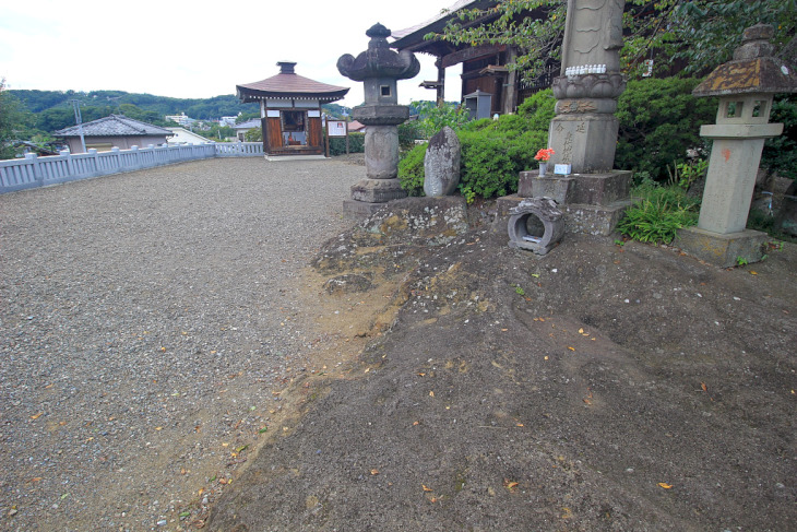 お堂の基礎に出来るほど大きな岩で、岩と砂の部分の境界がはっきりしています