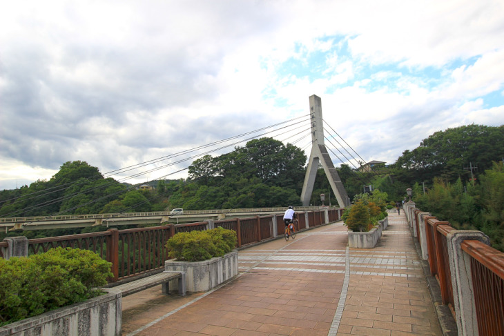 あの花に再三登場する旧秩父橋は橋上公園となっており、市民の憩いの場として整備されています