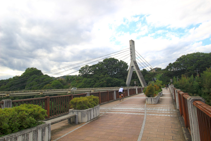 あの花に再三登場する旧秩父橋は橋上公園となっており、市民の憩いの場として整備されています