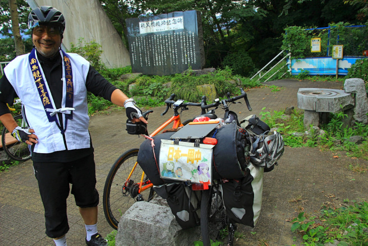 秩父橋脇の休憩場所で日本一周中の方の自転車を発見しました