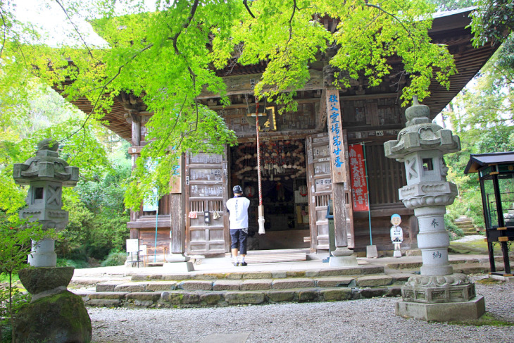 秩父札所二十番”岩之上堂(いわのうえどう)”も龍石寺と同じく一枚岩盤の上に建つ札所です