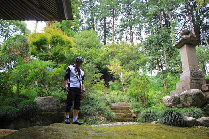 苔生した岩盤が京都っぽい”わび・さび”の世界を表現しているかのようで美しいです