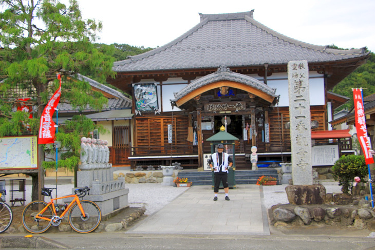 道路に面した秩父札所二十一番”観音寺(かんのんじ)”は通称