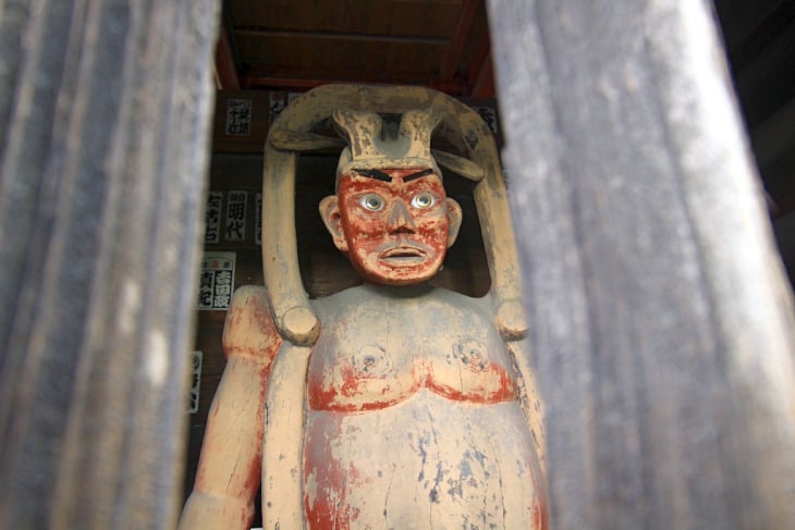 茅葺き屋根造りの山門の中には子供の工作レベルの顔をした仁王像が鎮座しています