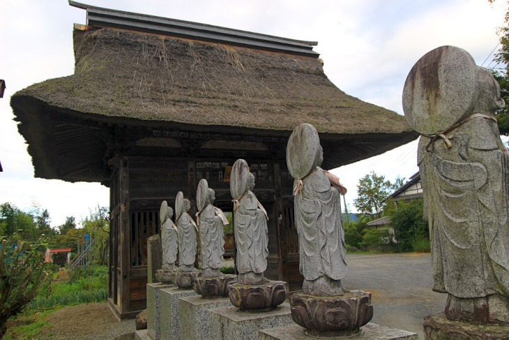 茅葺屋根の山門手前には童顔の六地蔵尊がならんでいます