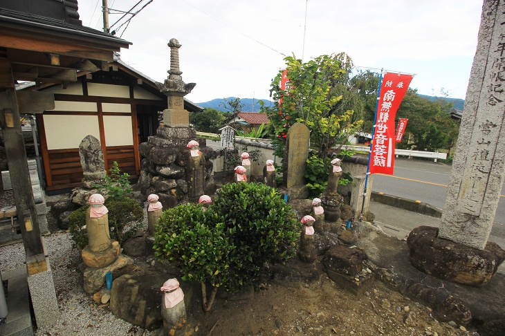 境内の右手には滅罪や延命などの利益がある宝篋印塔が建っており、11体の地蔵尊がその周りを囲っています