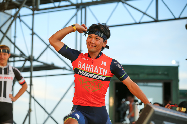 日本を代表して手裏剣を投げる新城幸也(バーレーン・メリダ)