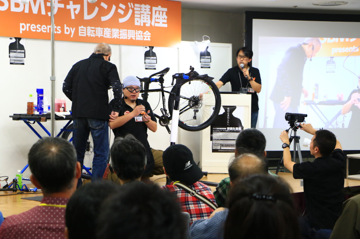 スポーツバイクメカニック向けの講座も行われ、多くの自転車ショップスタッフが集まった