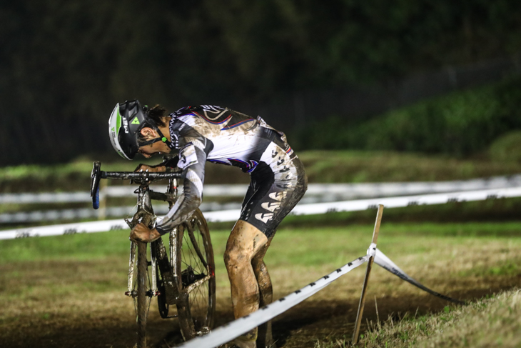 ラスト2周でタイヤ外れによる転倒を喫した丸山厚(Rondeサイクル)