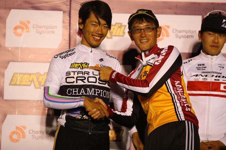 前田公平(弱虫ペダルサイクリングチーム)の勝利に喜ぶ渡辺航先生
