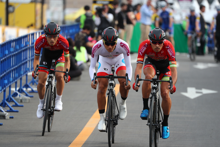 チームタイムトライアルで優勝した宇都宮ブリッツェン