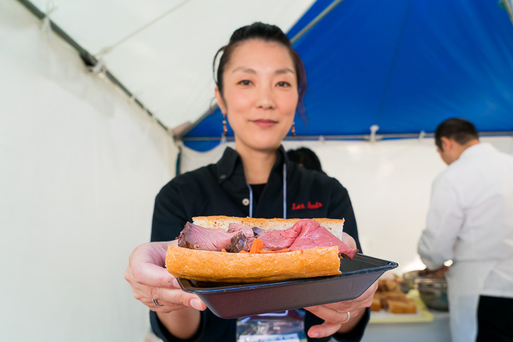 おいしいローストビーフサンドを召し上がれ