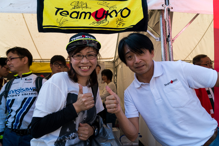 サインをもらって片山右京さんとパチリ