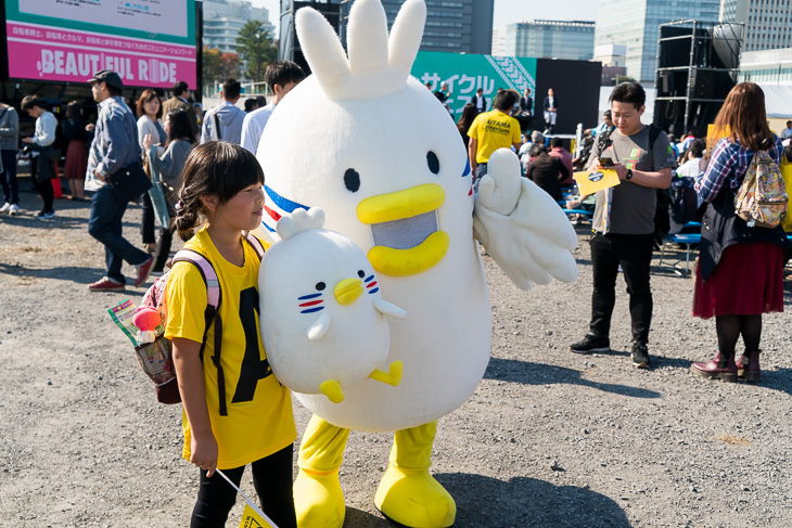 おなじみビクトリとピクトリも親子連れのリクエストに応えていた