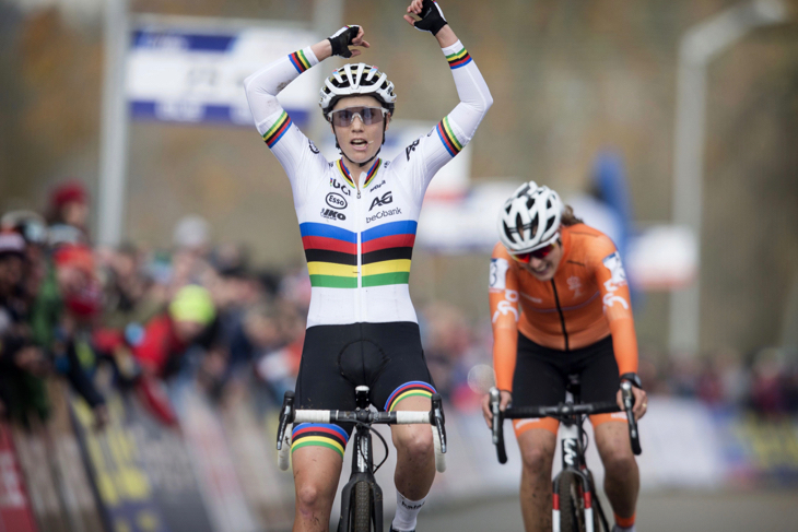 女子エリート ルシンダ・ブラント(オランダ)を交わしたサンヌ・カント(ベルギー)が勝利