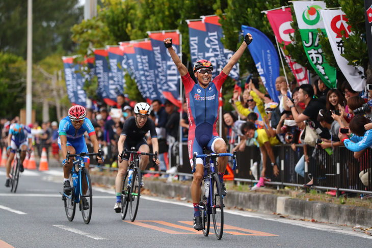 2017年ツール・ド・おきなわ市民210km 高岡亮寛（Roppong Express）が6人のゴールスプリントを制し3連覇を達成、通算5勝目を挙げた