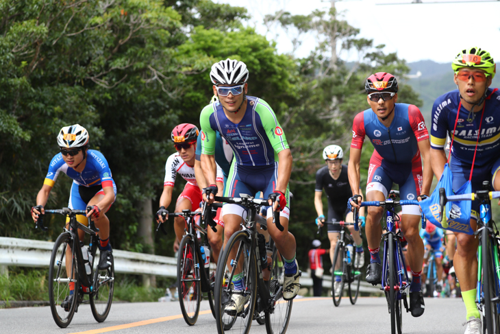 メイン集団内で普久川ダムの登りを行く中村龍太郎（イナーメ信濃山形）、後ろにつける高岡亮寛(Roppongi Express)