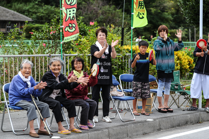 沿道では住民の方たちによる暖かな応援が繰り広げられる