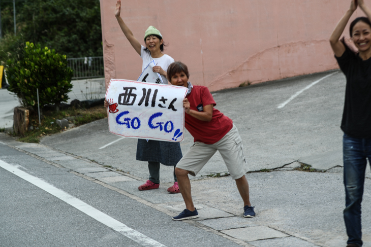 沿道ではチームメイトか友人への応援が