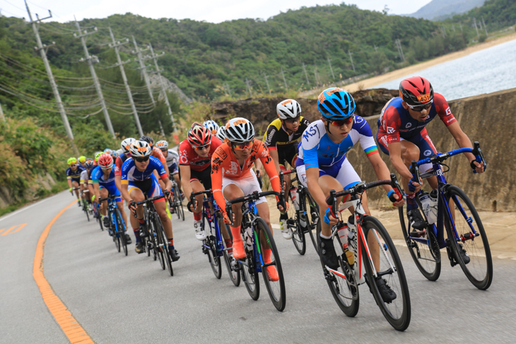 レース後半を迎える市民210kmのメイン集団。高岡 亮寛(Roppongi Express)と井上 亮(Magellan Systems Japan)が前を牽く