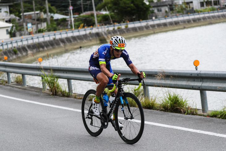 羽地ダム入り口までにアタックして飛び出す利田卓也(Ys Road with coolvelo)