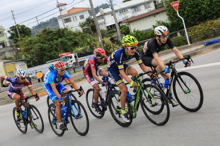 ラスト5kmに向かう6人の先頭グループ。先頭は松島拓人（なるしまフレンド）