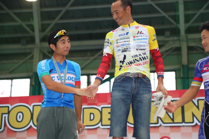 優勝の高岡亮寛(Roppongi Express)と2位松木健治(VC VELOCE)が握手
