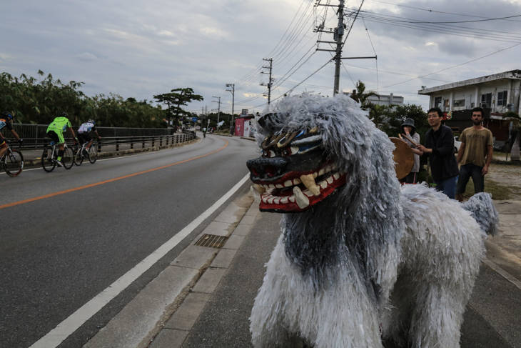 今帰仁では沿道で獅子舞が応援してくれた