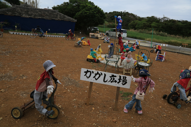 今帰仁村スプリントポイント近くの「かかし広場」では自転車のかかしが選手たちをお出迎え