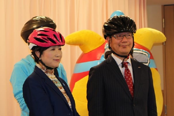 イベントに参加した小池東京都知事とau損保遠藤社長